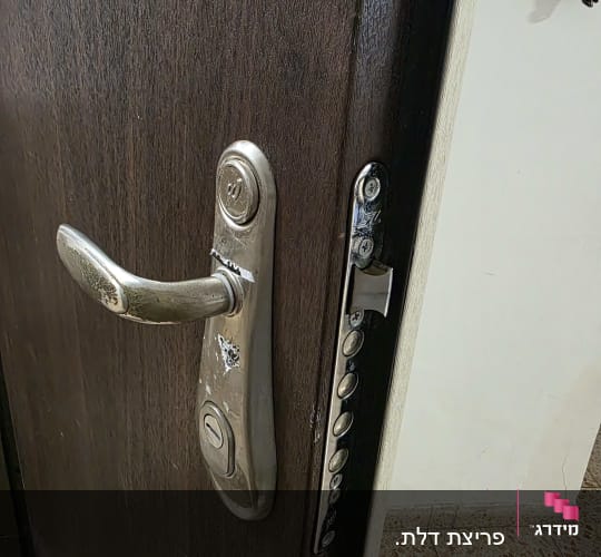 מנעול דלת עם ידית מתכת